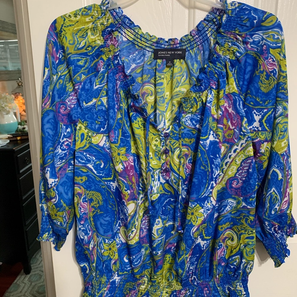 - Very pretty colorful top